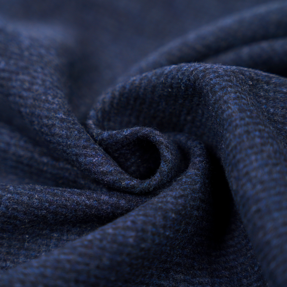 30 % uld, 60 % polyester, 10 % andre fibre, 560G/M, Benzhiqing + blågrøn, vandret stribet tweedstof, ML-04231230